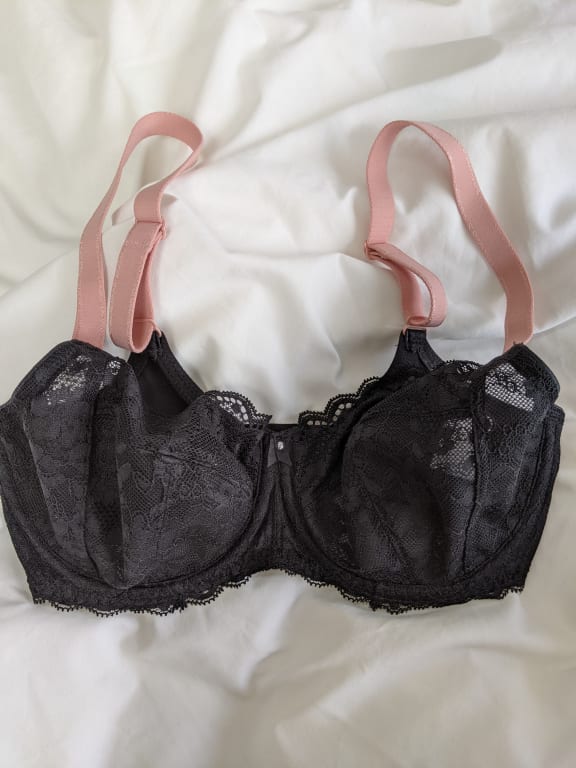 Victoria's Secret Plunge Bra Size 34DD - $17 - From Alexis