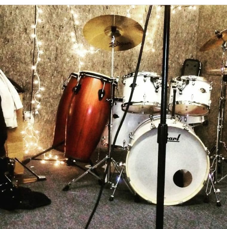 Pearl Export Standard 5-Piece Drum Set with Hardware Pure White