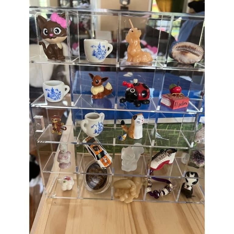 Mountable 25 Compartments Display Case Stand On Sale Bed