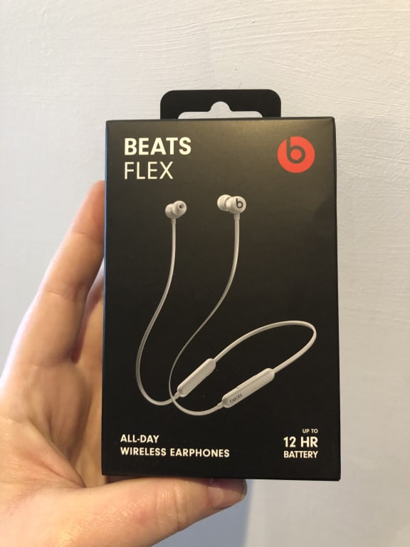  Beats Flex Wireless Earbuds - Apple W1 Headphone Chip, Magnetic  Earphones, Class 1 Bluetooth, 12 Hours of Listening Time, Built-in  Microphone - Smoke Gray : Electronics