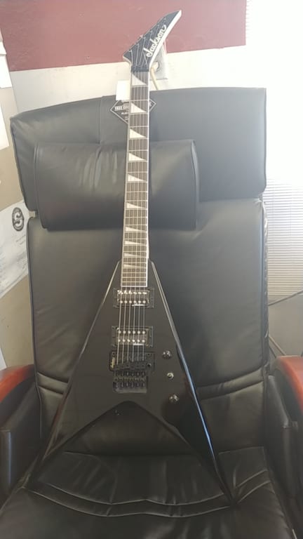 Jackson JS Series King V JS32 Electric Guitar White with Jackson JS Series King V JS32 Electric Guitar White with