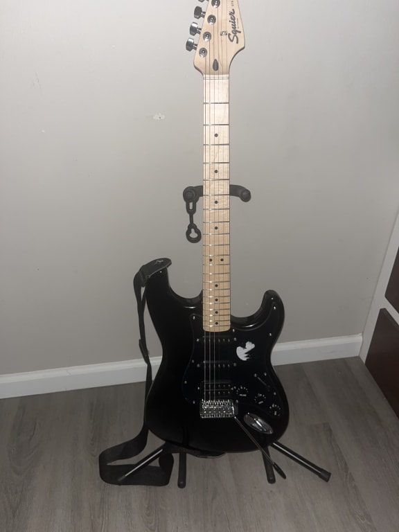 Squier by FENDER Stratocaster ブラック Amazon.com: Squire Sonic Stratocaster Electric Guitar, Black