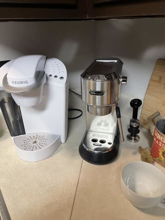 De'Longhi Dedica Arte 15 Bar Pump Espresso Machine - Bed De'Longhi Dedica Arte 15 Bar Pump Espresso Machine - Bed