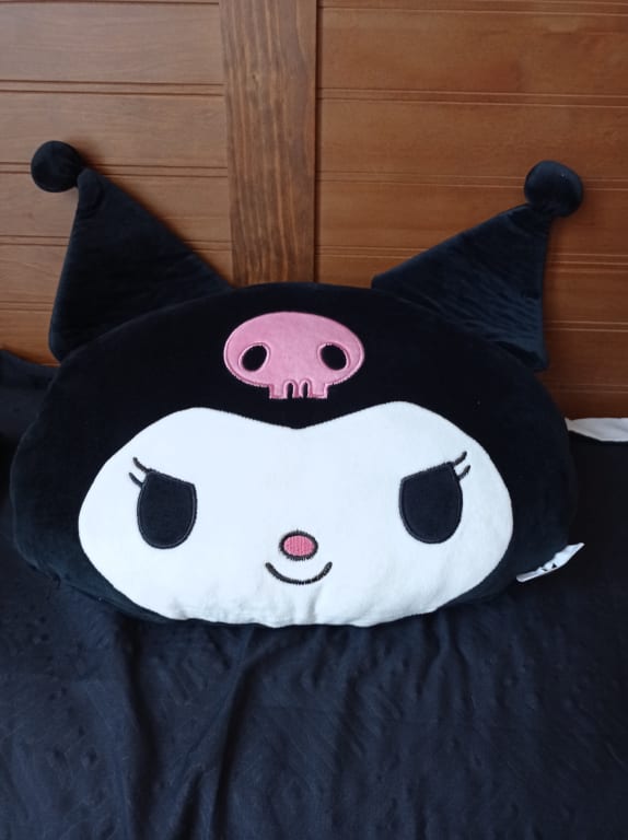 Lo tengo sobre la almohada en la cama