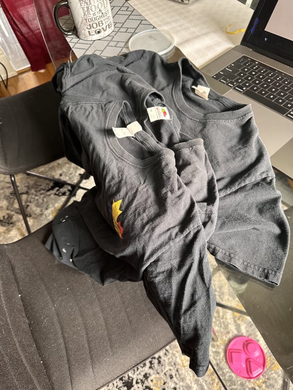 expensive hoodie for a very cheap quality product!