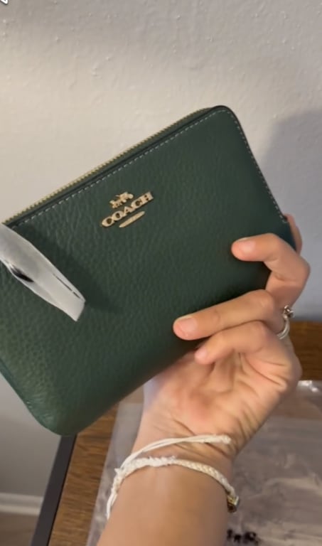 Coach Corner Zip Wristlet in signature canvas Review😍 COACH WRISTLET BAG 