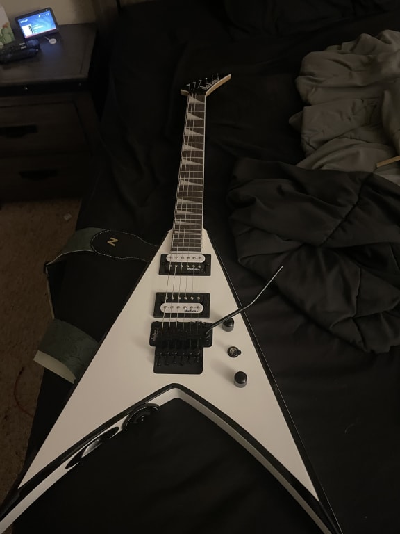 ギター Jackson King V White with Black Amazon.com: Jackson JS Series King V JS32 - White with Black