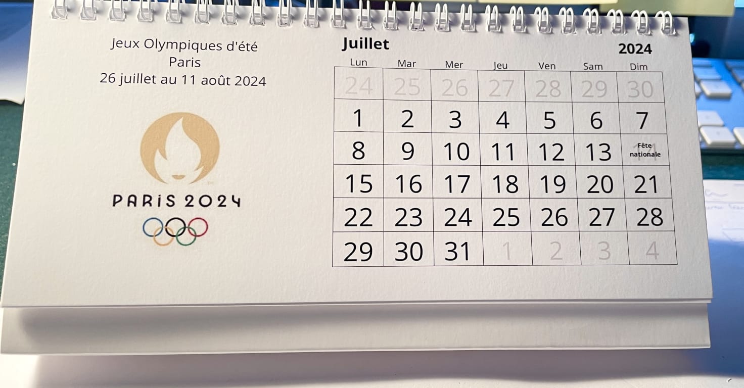 Calendrier De L'année 2024 Sur La Table De Bureau. Changement D'année De  2023 à 2024 Photo stock - Image du vacances, industrie: 279782174