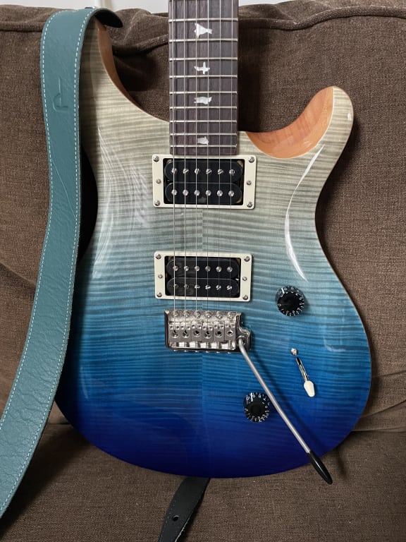 PRS SE Custom 24 Limited-Edition Electric Guitar Blue Fade PRS SE Custom 24 Limited-Edition Electric Guitar Blue Fade