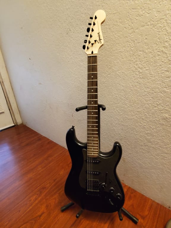 Squier Bullet Stratocaster HSS with Tremolo Limited-Edition