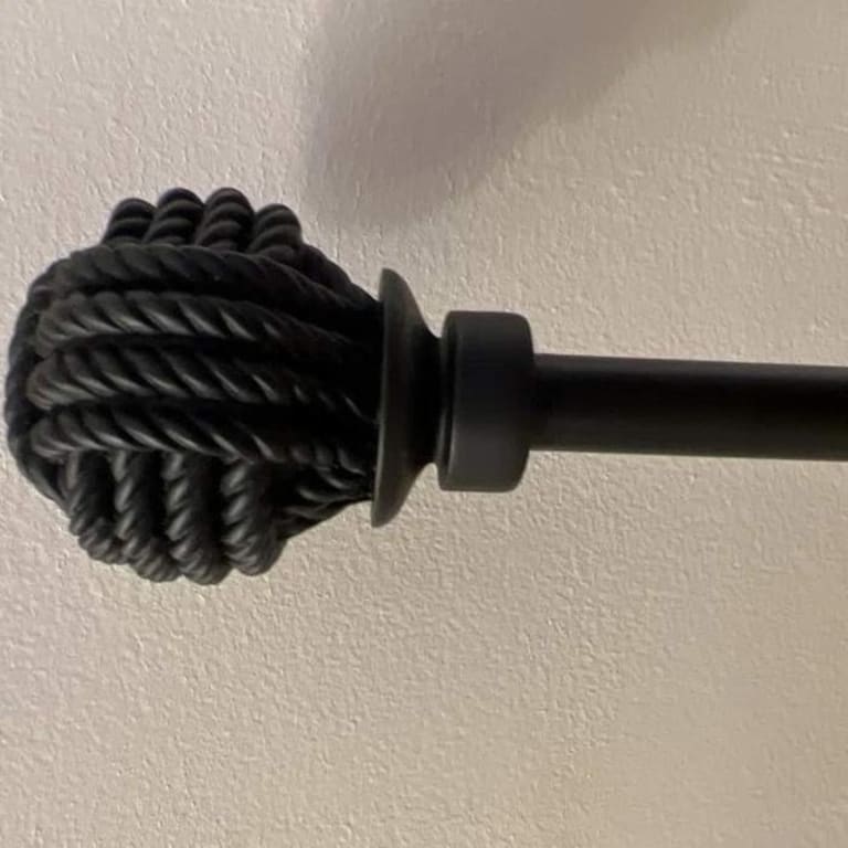 Watie Adjustable Black Single Curtain Rod with Final Set for Window