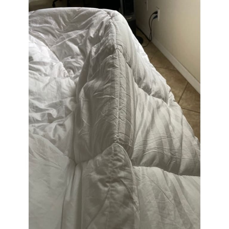 Hotel Grand Oversized Luxury Down Alternative Cotton Comforter On