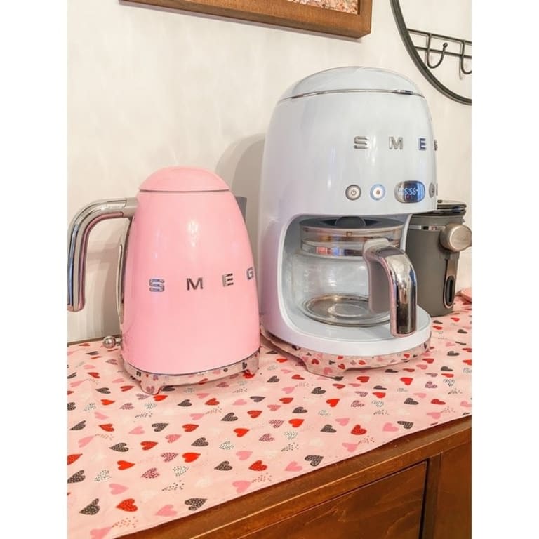 Smeg KLF03PKUS 50's Retro Style Electric Kettle Pink - Bed Smeg KLF03PKUS 50's Retro Style Electric Kettle Pink - Bed