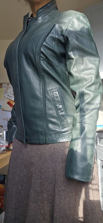 Customer Image Captioned: Details from the side
