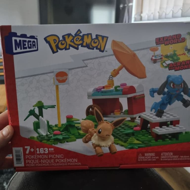 Mega Pokémon Adventure Builder Picnic Toy Building Set, Eevee and