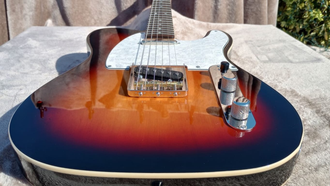 Squier Classic Vibe '60s Telecaster Custom Electric Guitar 3 Squier Classic Vibe '60s Telecaster Custom Electric Guitar 3