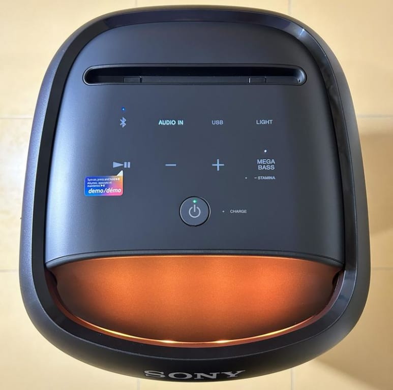 Vista de la parte superior, con los controles táctiles y retroiluminados