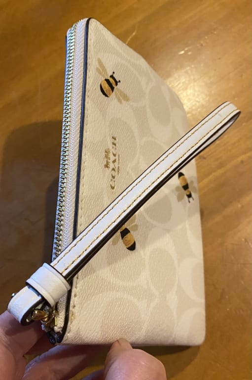 網上選購Coach Coach Signature Large 6648 Corner Zip Wristlet In