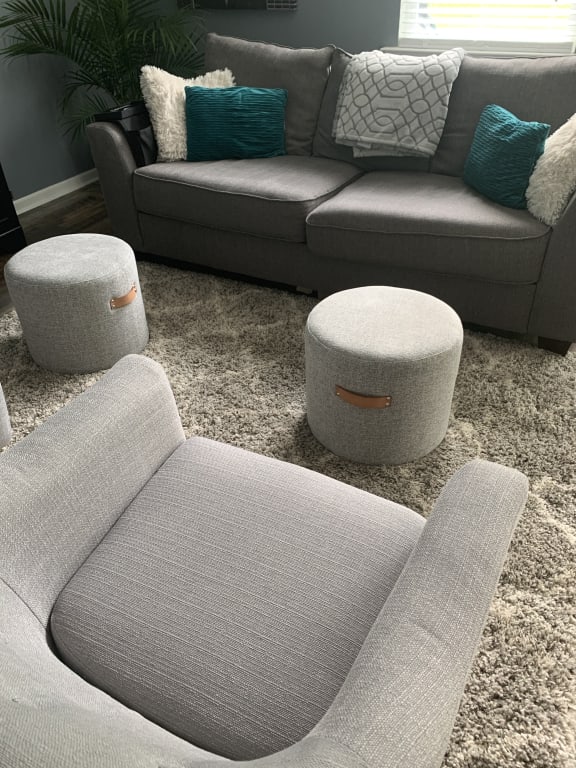 Pouff Clarissa Gris | Todos los pouffs en Muebles Lara