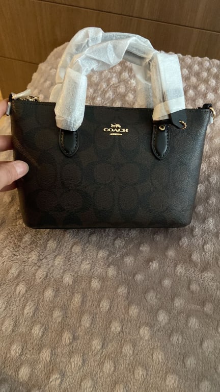 Coach Rowan Satchel Review  what fits inside my current favorite bag 