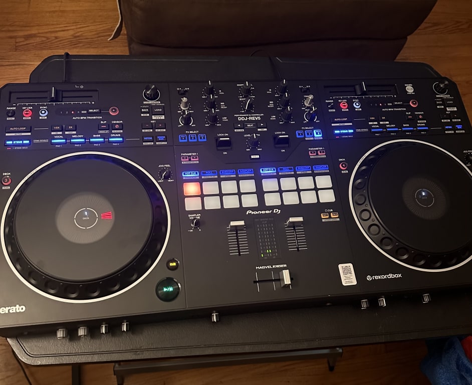 Pioneer DJ DDJ-REV5 Open Format DJ Controller Black | Guitar Pioneer DJ DDJ-REV5 Open Format DJ Controller Black | Guitar