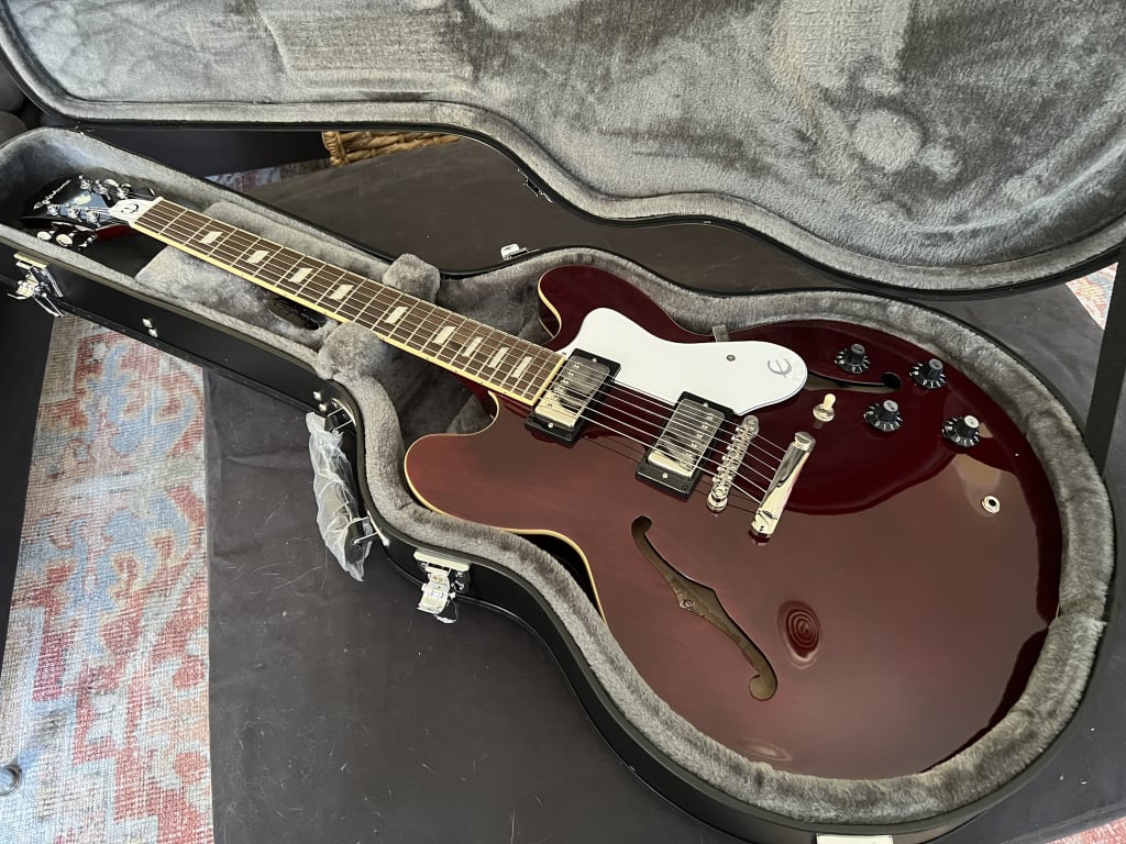 Epiphone Noel Gallagher Riviera Semi-Hollow Electric Guitar Epiphone Noel Gallagher Riviera Semi-Hollow Electric Guitar