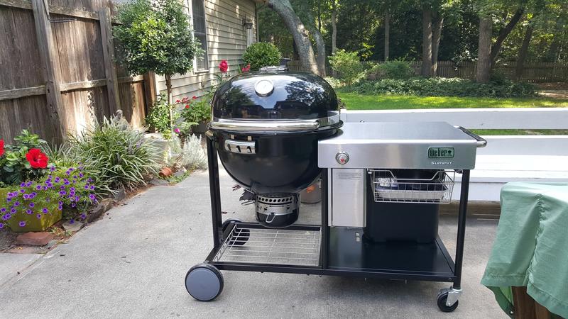 Such a substantial grill. Has wheel locks too.