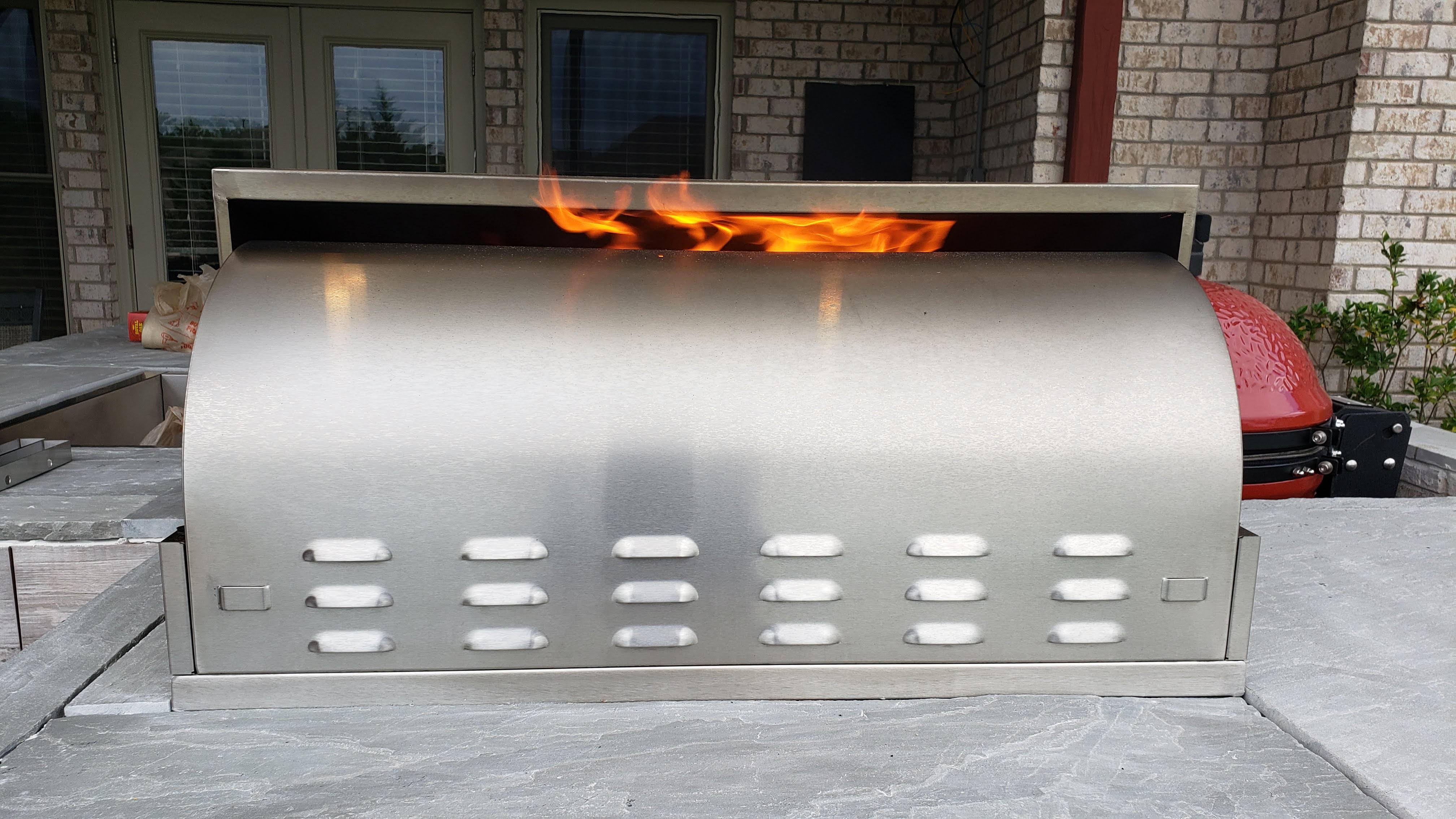 Flames and heat escapes allowing the fire to burn hot and fast. If gap was tight, this would allow for a more controlled cook.