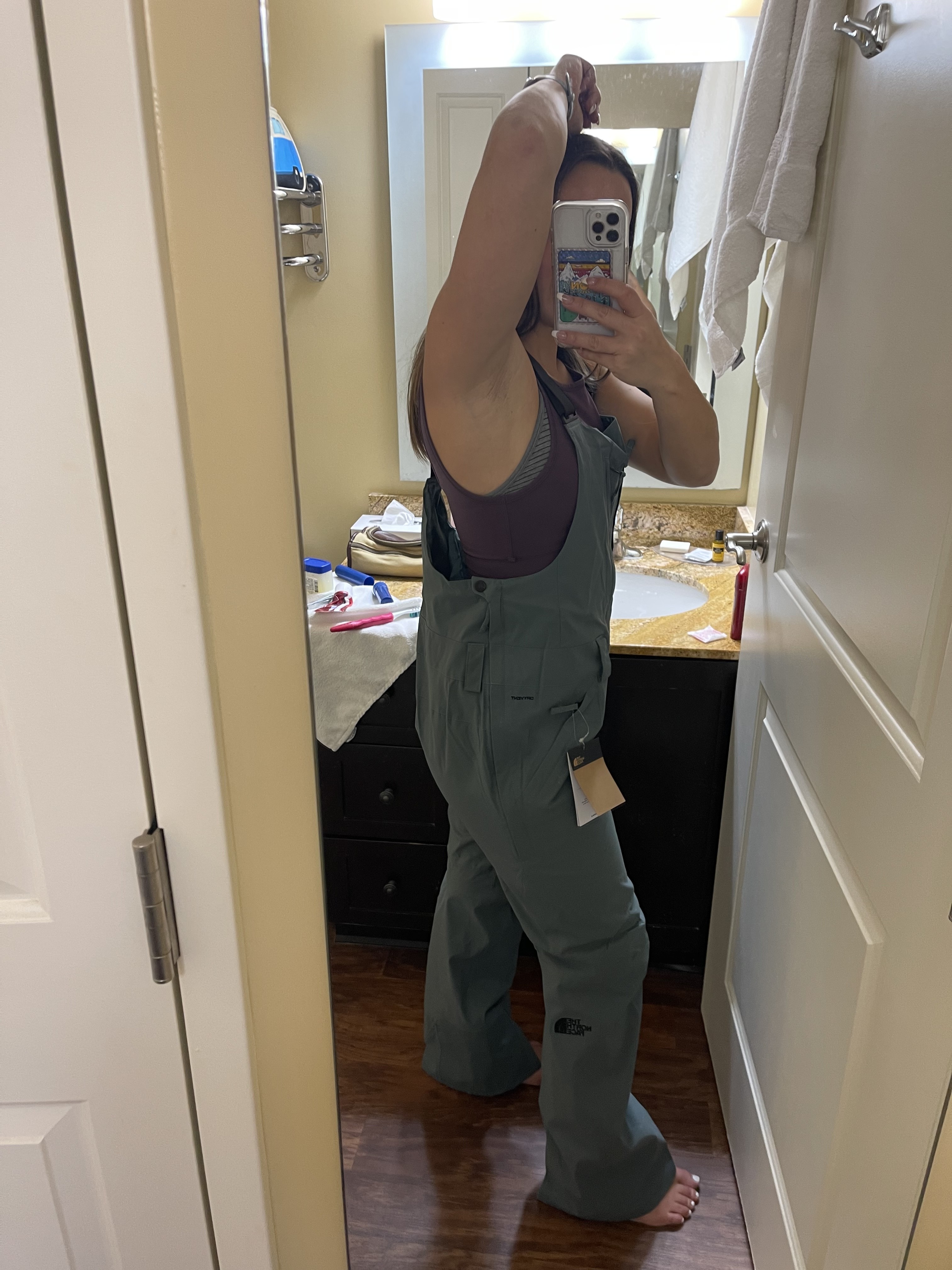 Gaping in midsection, fitting in legs