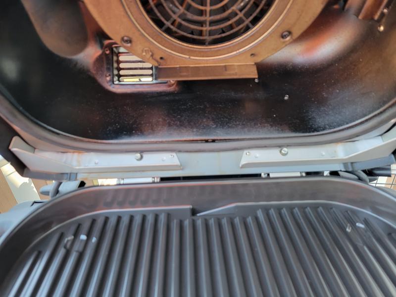 Right side is clean, left is greasy. The smoke vent is on the greasy side