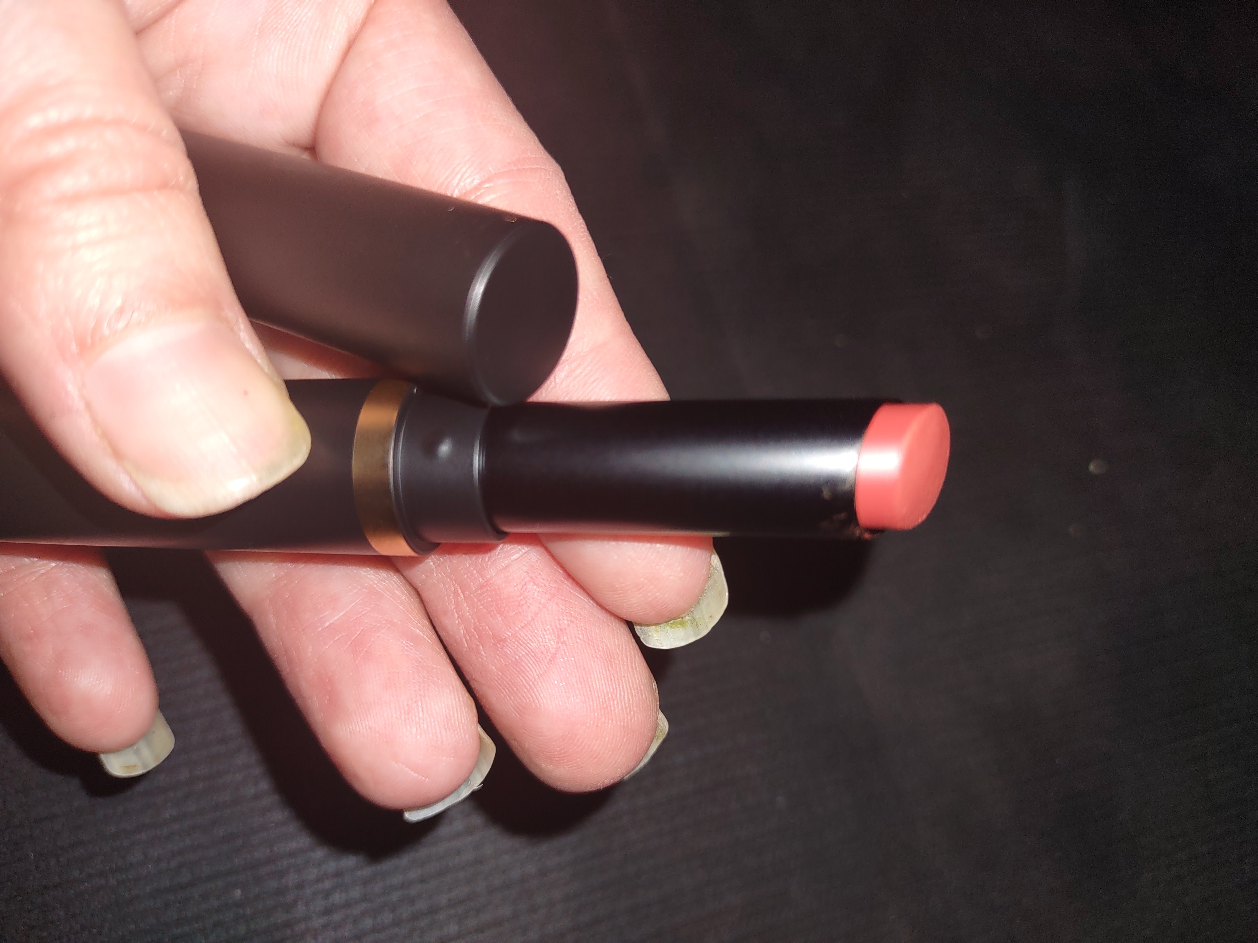 MAC Powder Kiss Velvet Blur Slimstick - Dubonnet buzz