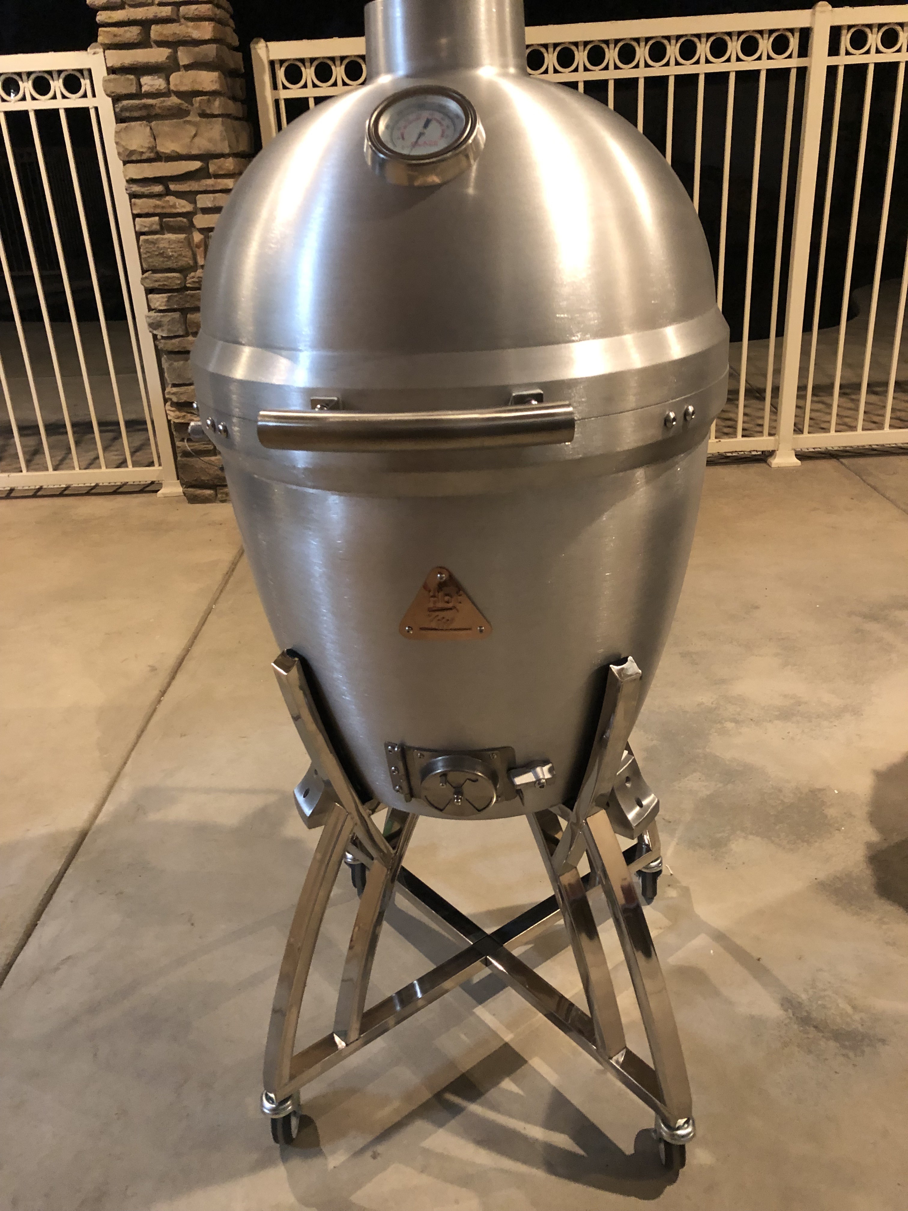 This picture shows that the legs are still on the Blaze Kamado and that it still fits nicely into the cart.