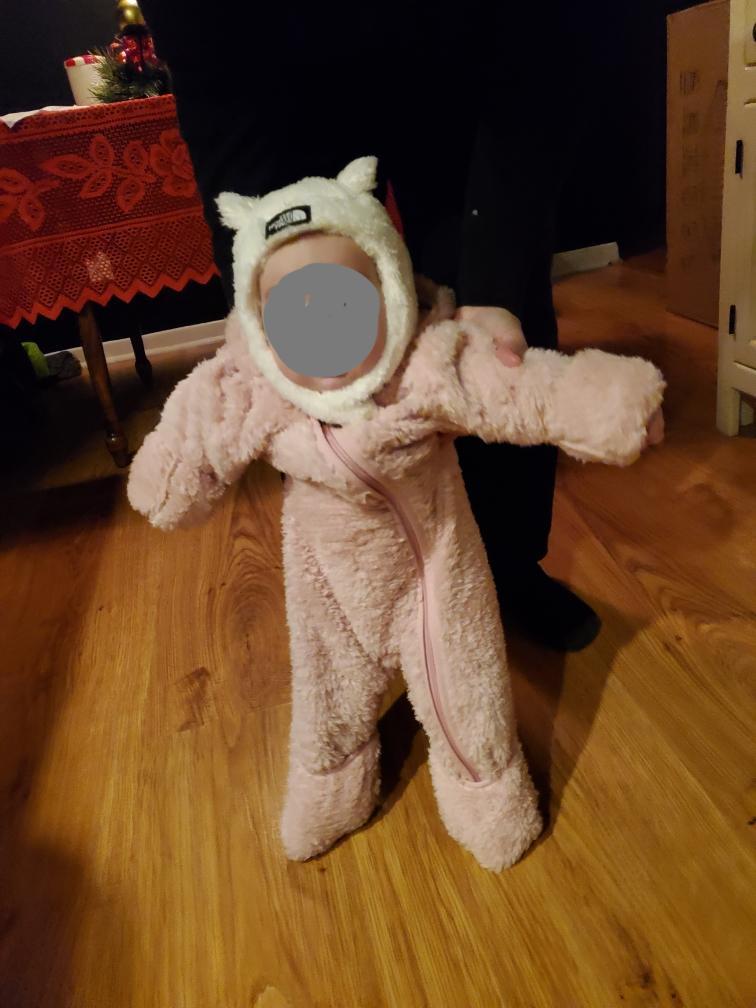 3-6 mos, 14 lbs with lots of room