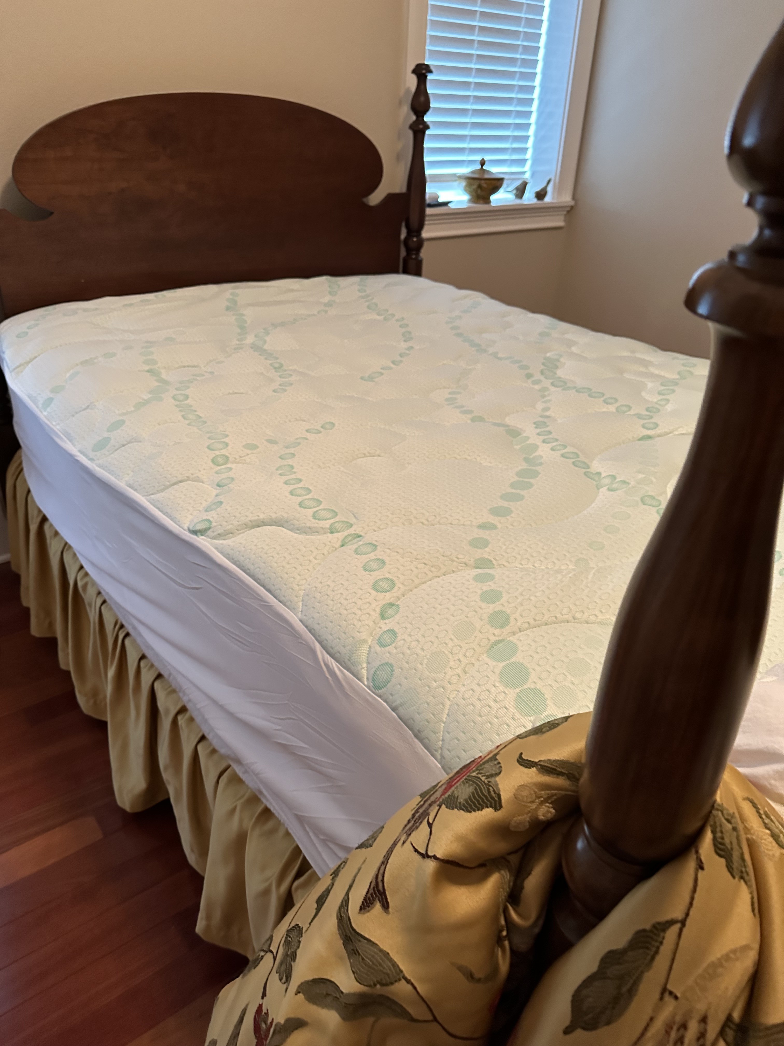 Deep pocket makes for an easy fit on mattress