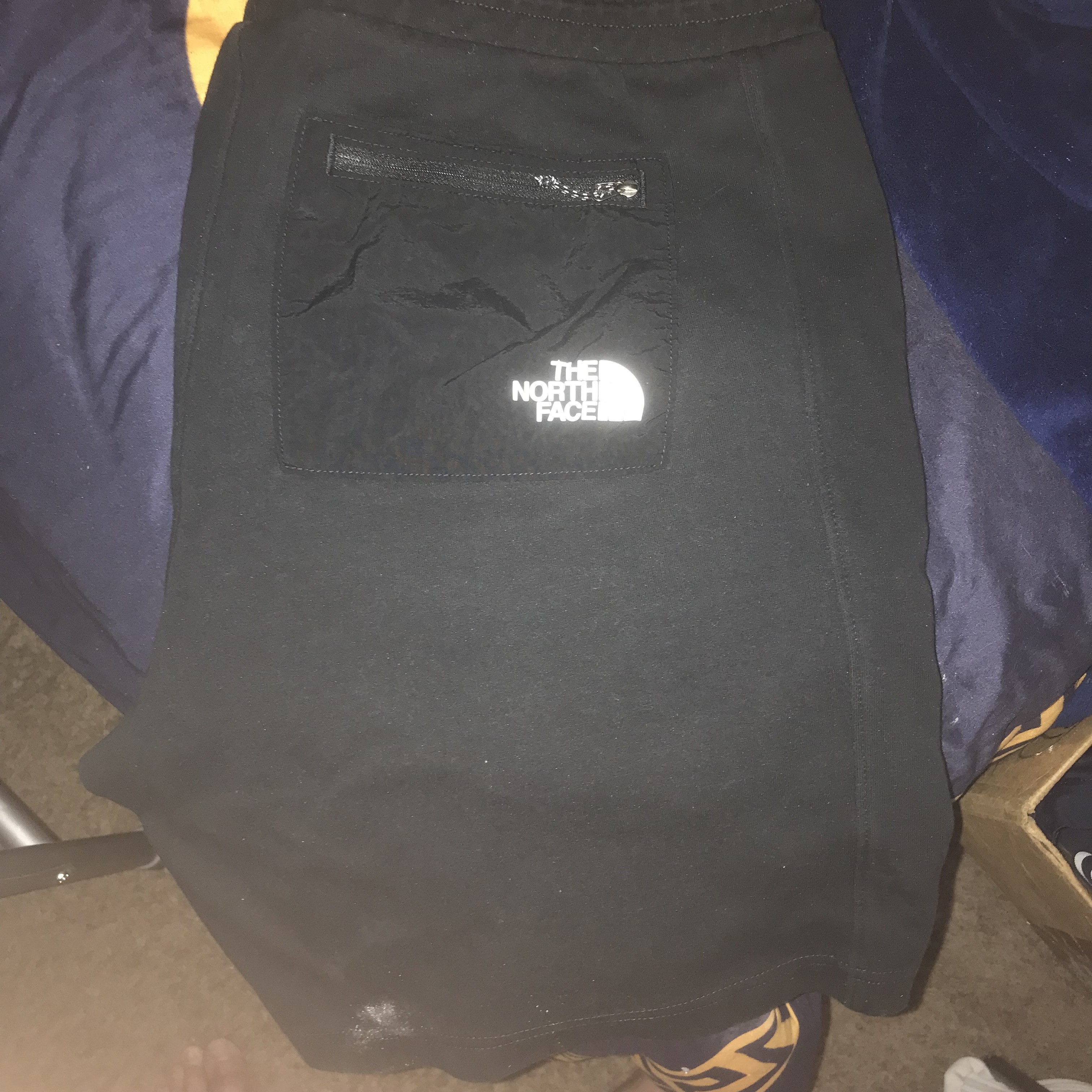 Here you see the super dope zipper rear pocket with the perfect size TNF logo