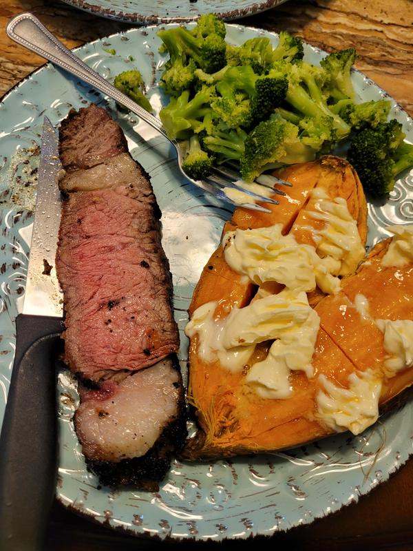 Medium rare Tomahawk ribeye