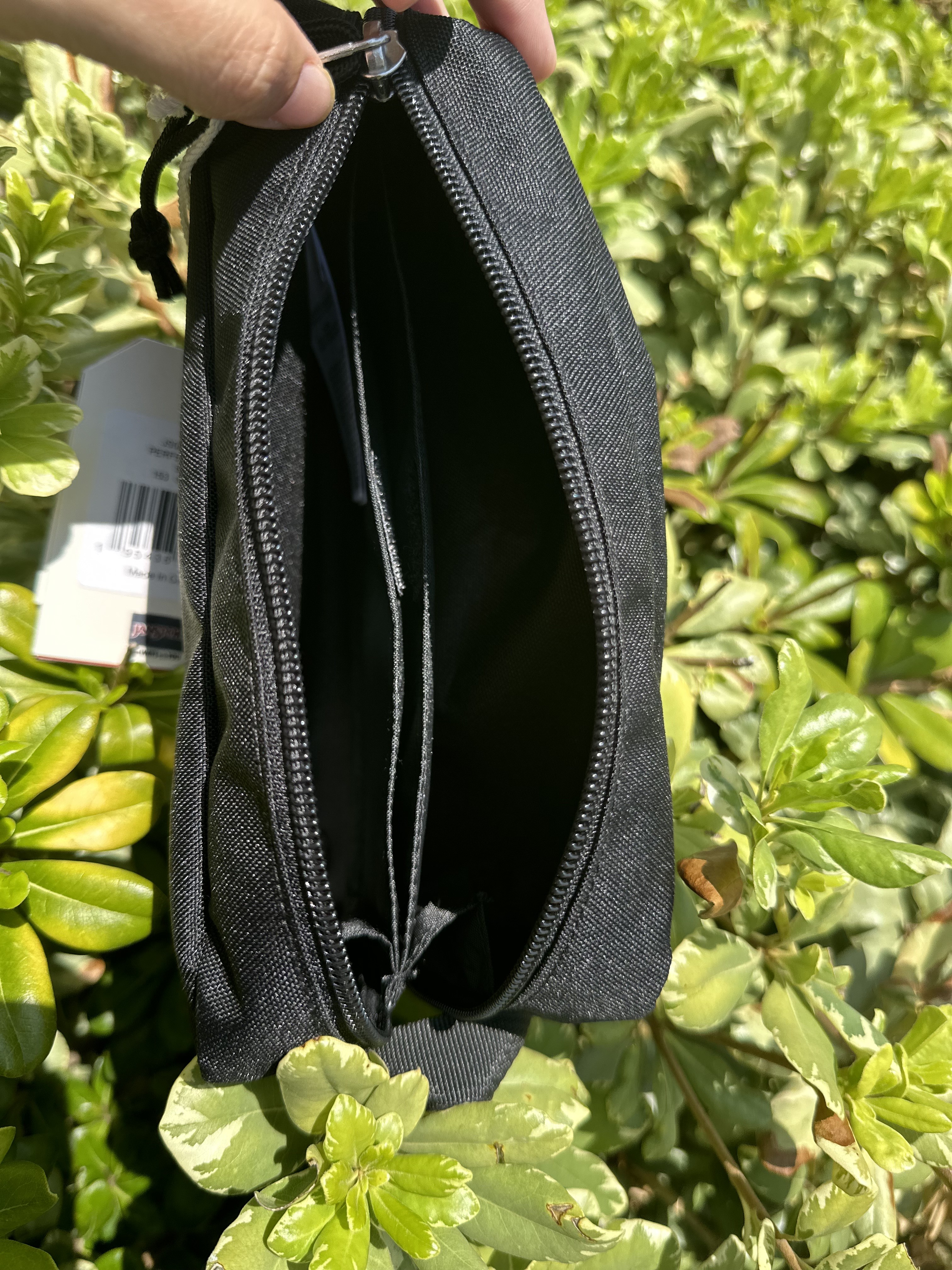 I really liked the middle compartment that closes with Velcro.