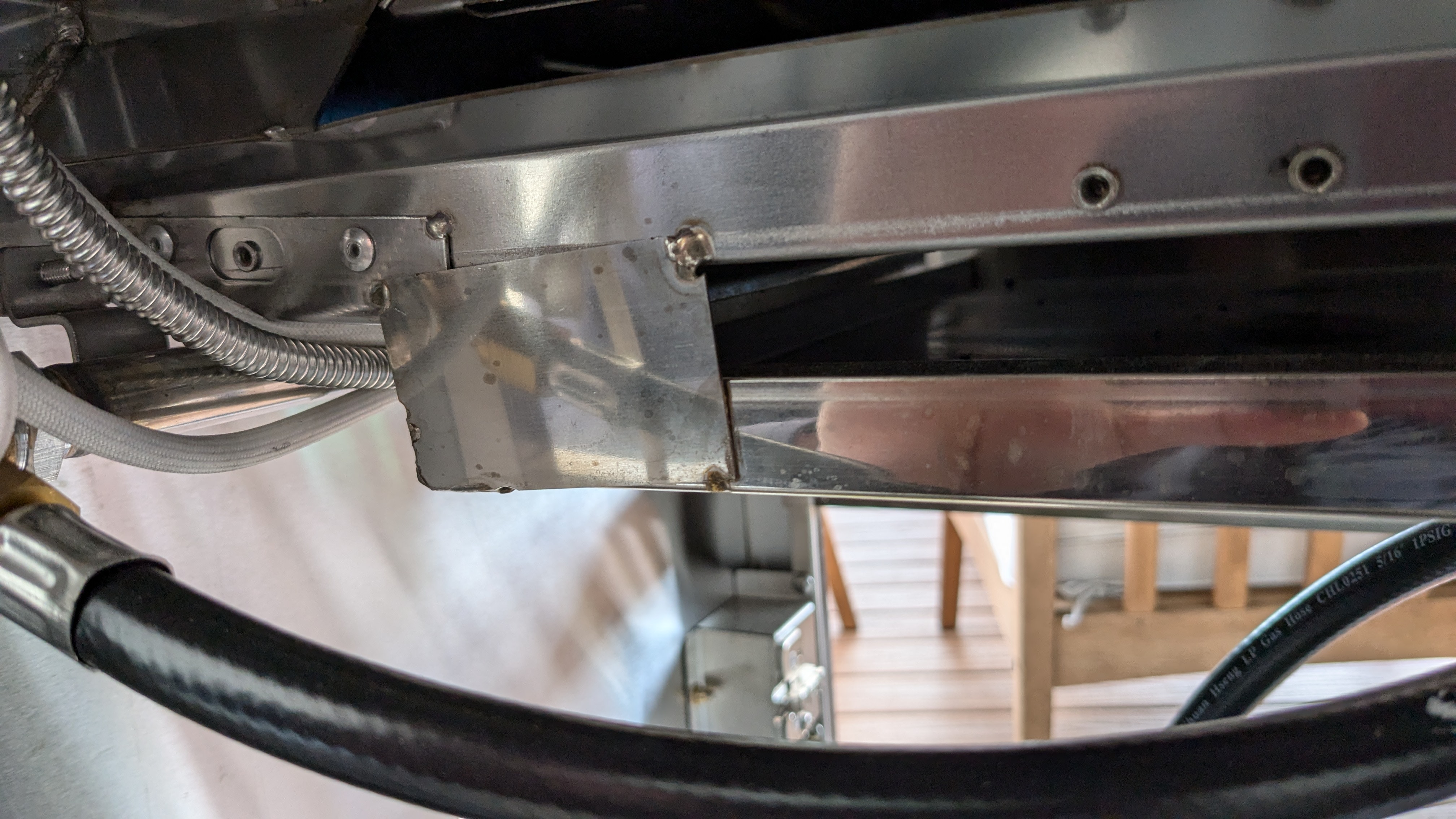 The spot welds that hold the drip tray in place look very unreliable. The whole design looks amateurish.