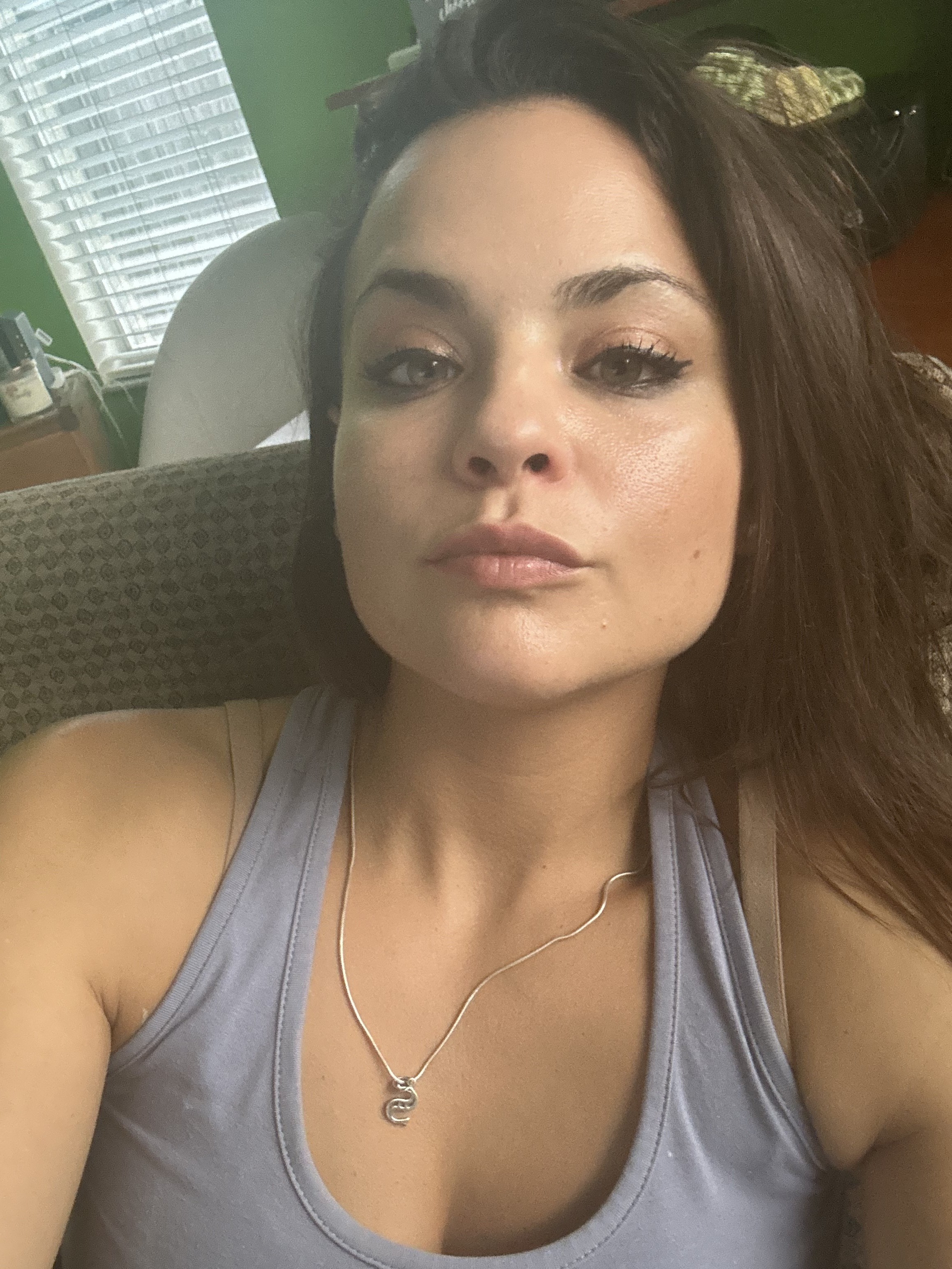 Used 10 hours earlier as a setting spray and recent application to freshen up. Shows natural glow