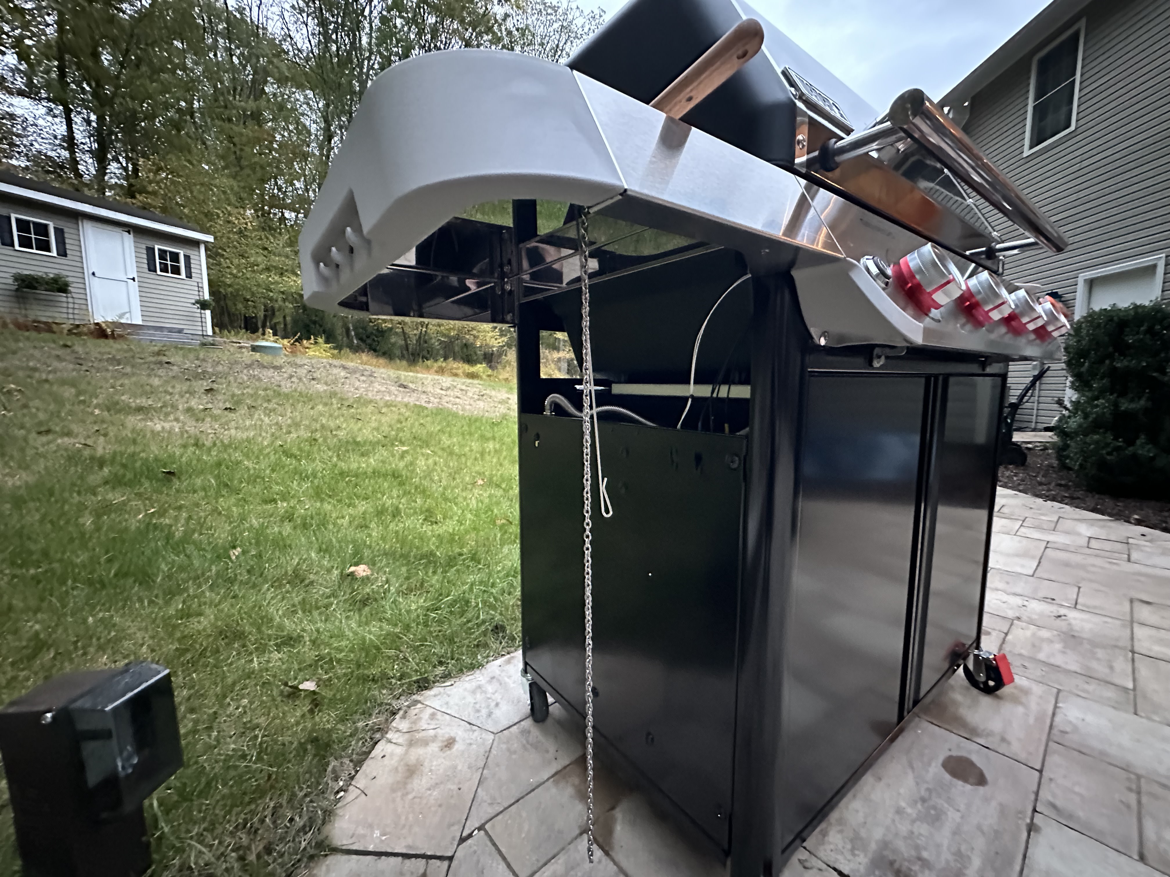 Terrible design by Weber leaves huge gaps between the side and rear panel and grill top showing exposed wires and gas line