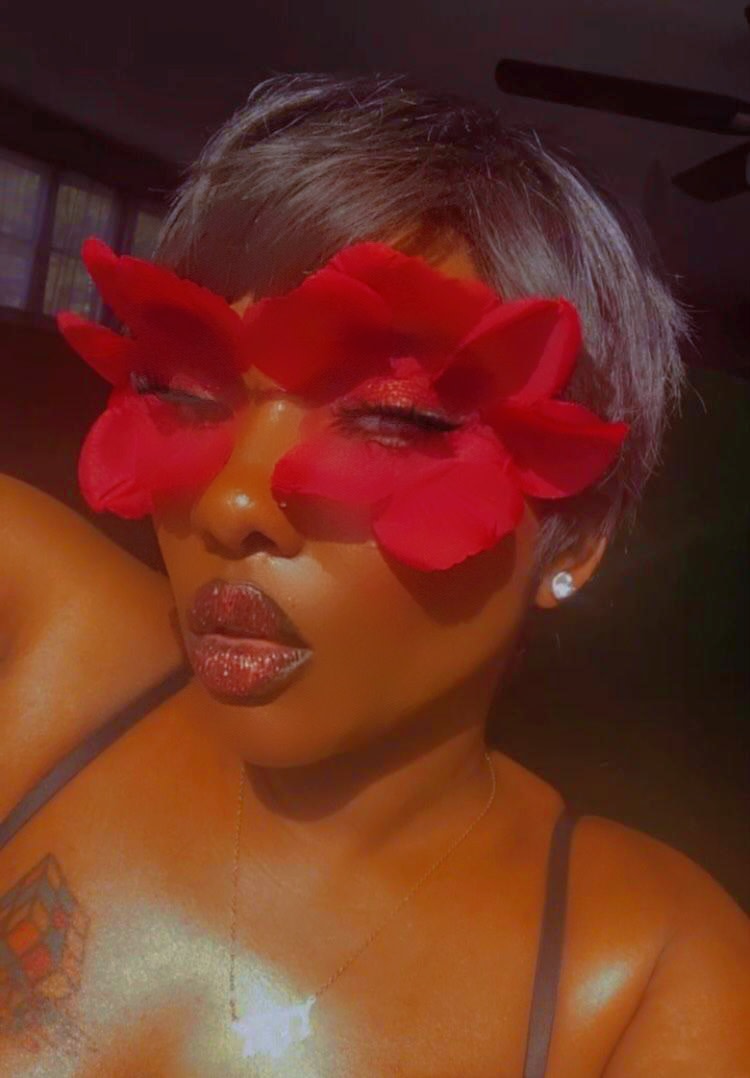 The secret to this fabulous look is MAC'S Studio Radiance. It perfectly conceals my dark spots, gives me a beautiful finish and keeps my skin hydrated all day long.