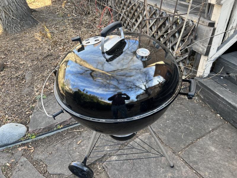 This is my new 26" Master-Touch.  Notice the lid handle directly on top of the lid.  The handle you see on the right side is attached to the bottom part of the grill, making it useful for moving the grill itself but it does nothing for the lid.