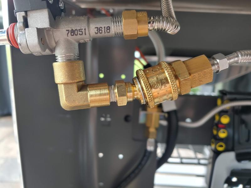 No matter how hard I try, the quick-connect will not connect.