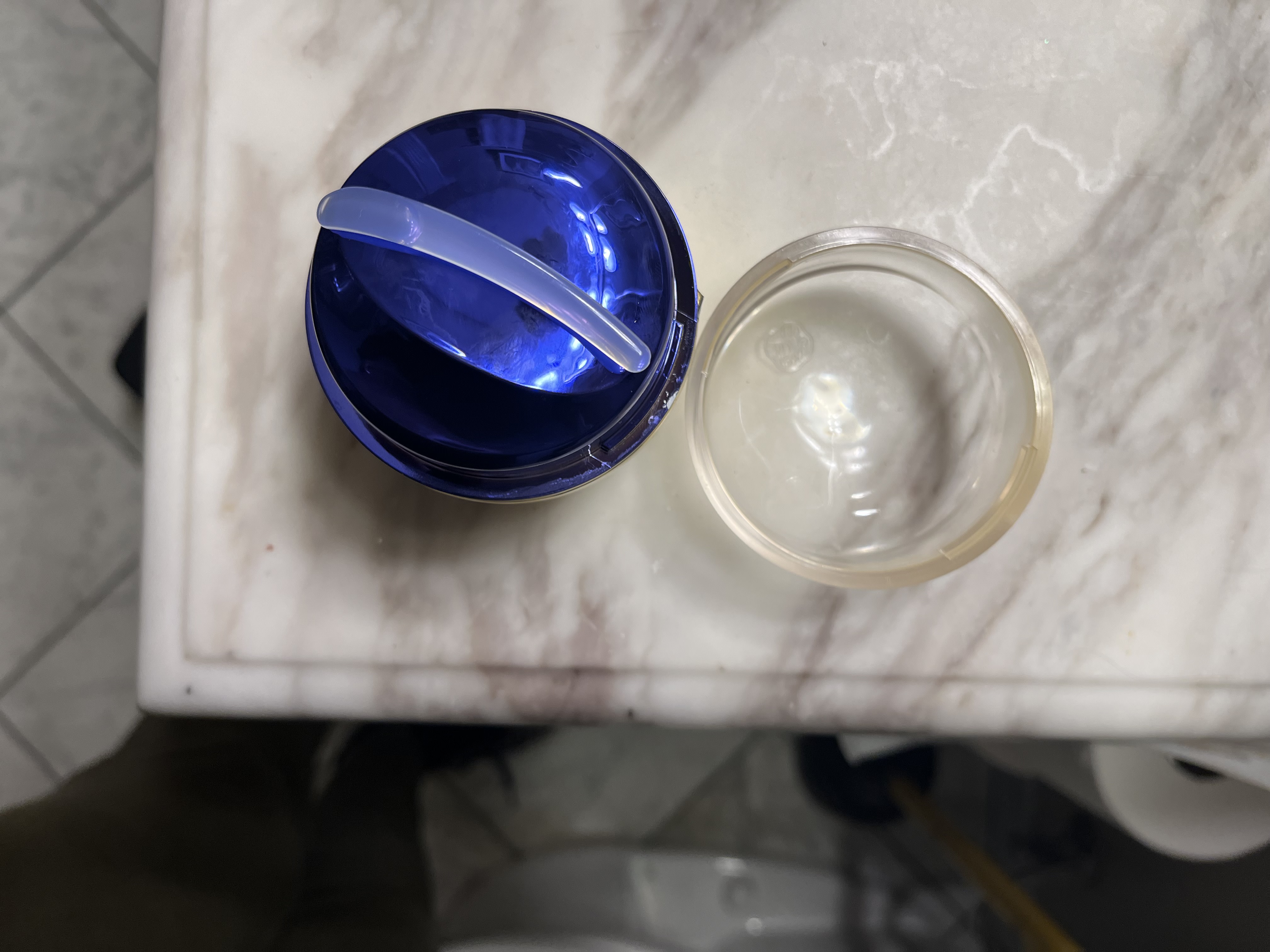 Pop open the lid of the jar to store scoop!