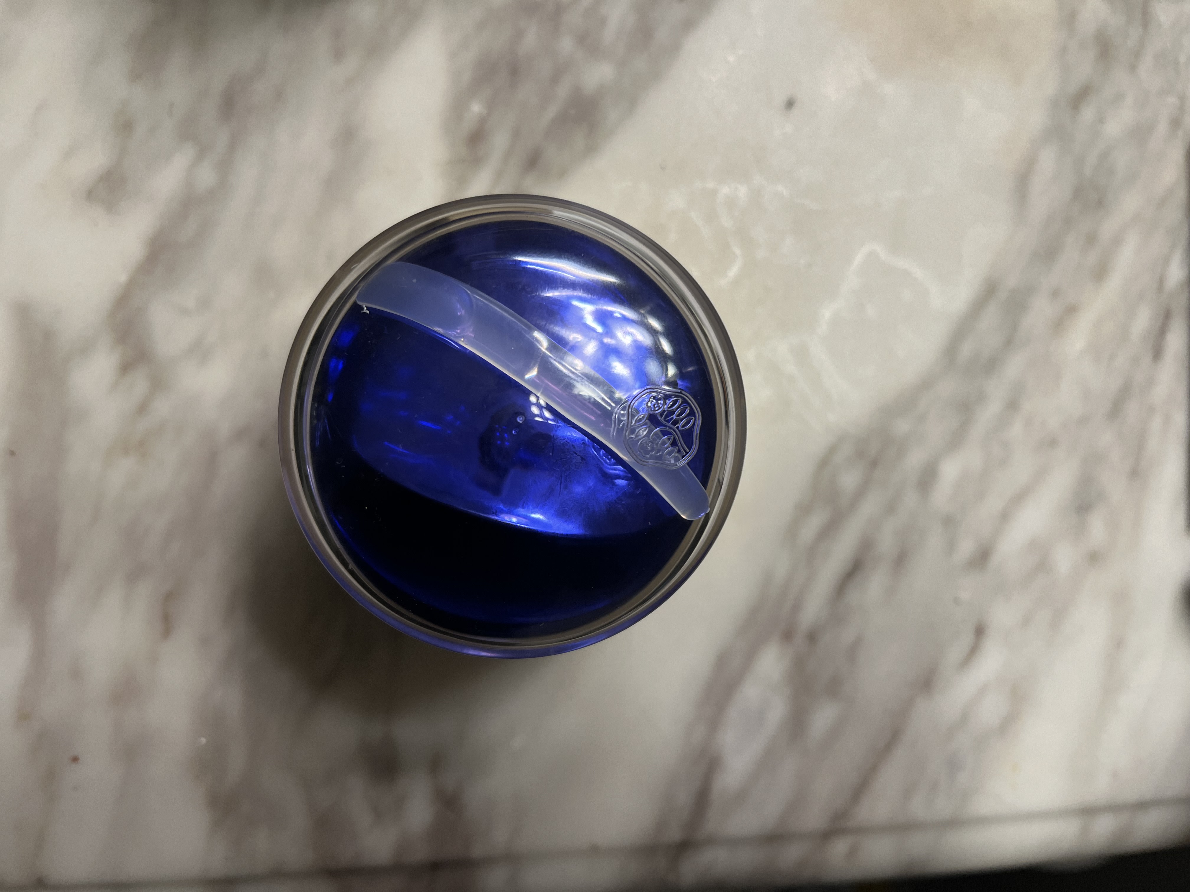 The scoop fits safely inside the lid of the jar!