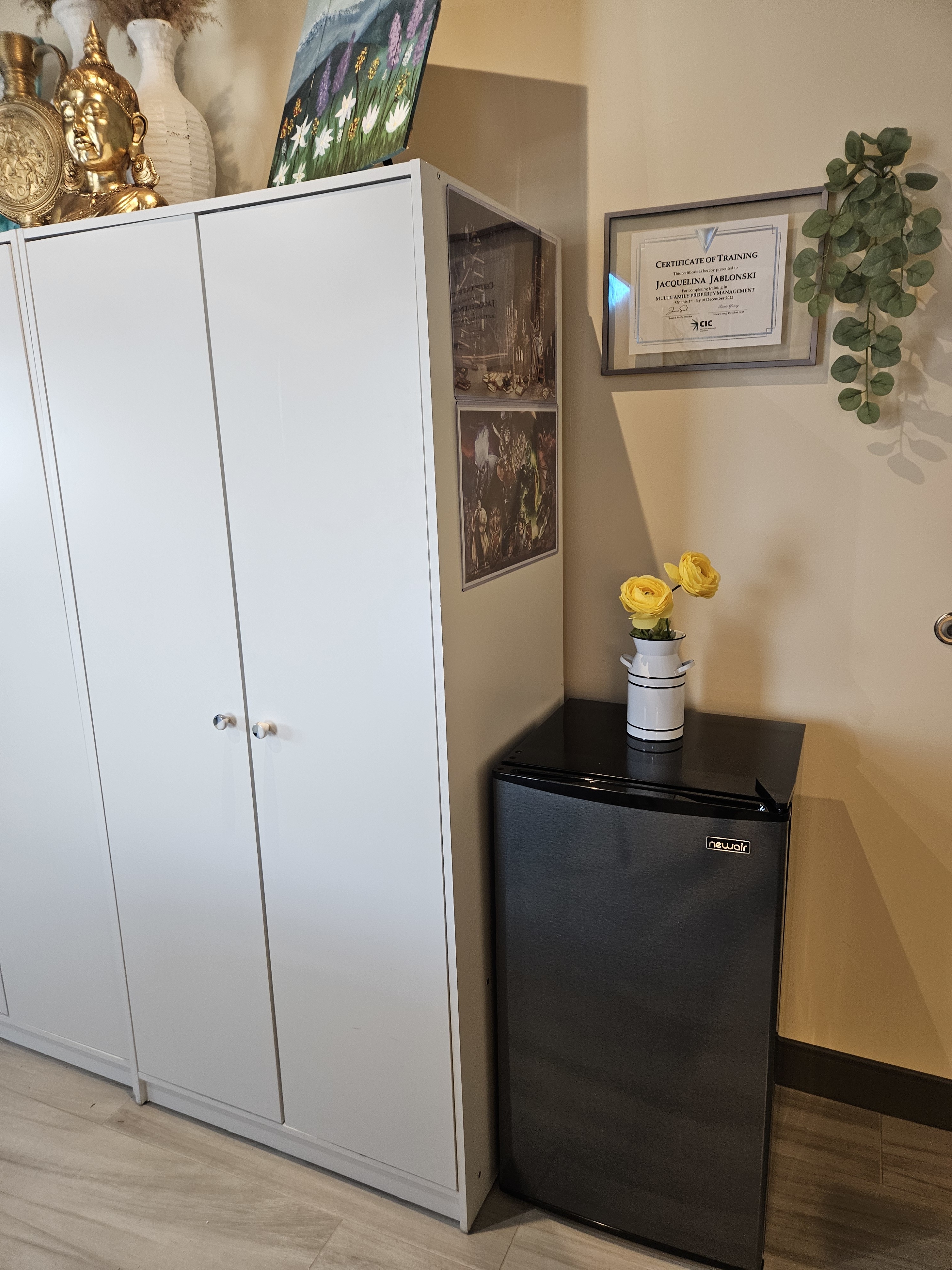 Great size for drinks,foods. Mini freezer too!