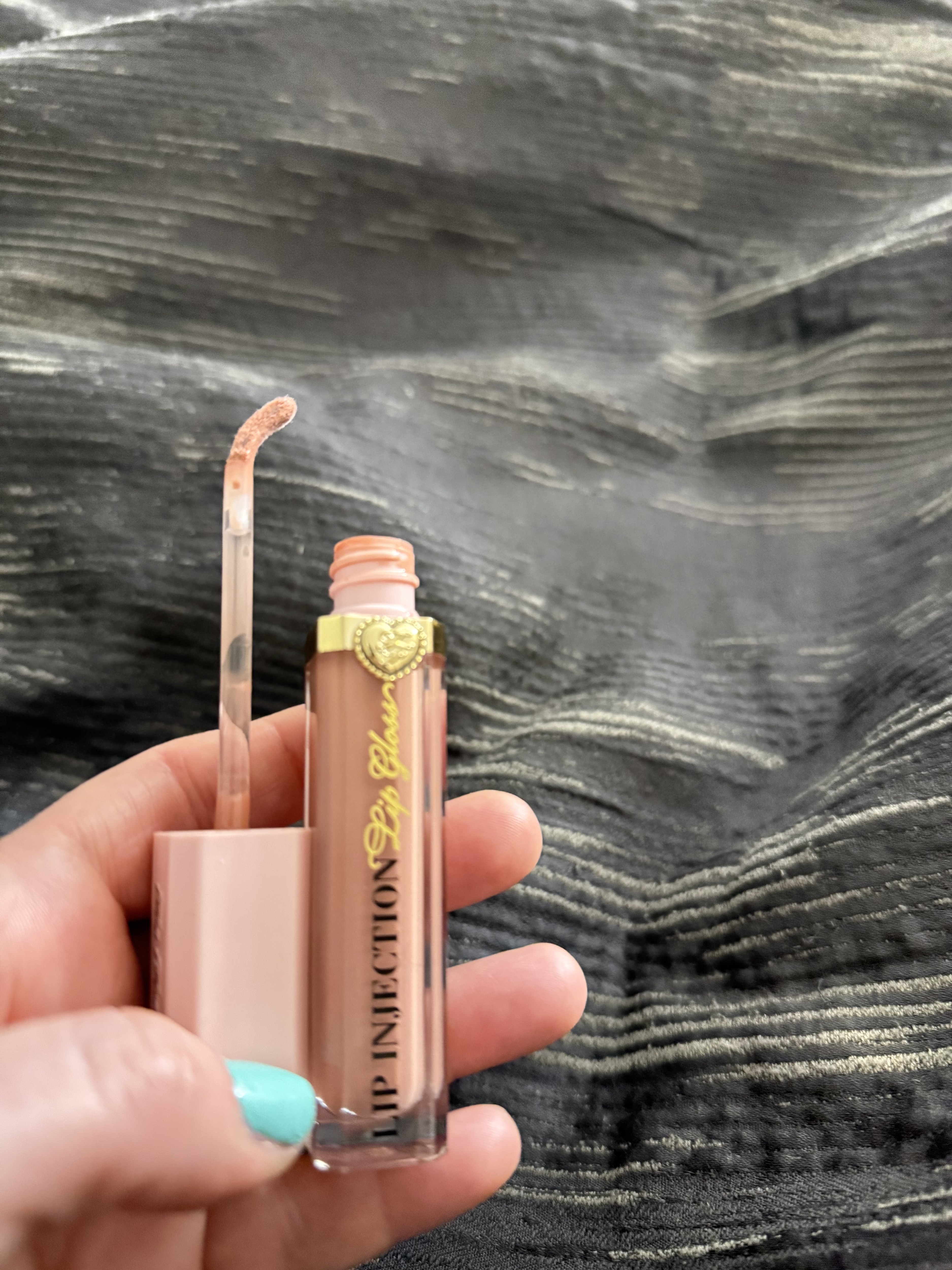 The wand bent and can't apply the gloss evenly
