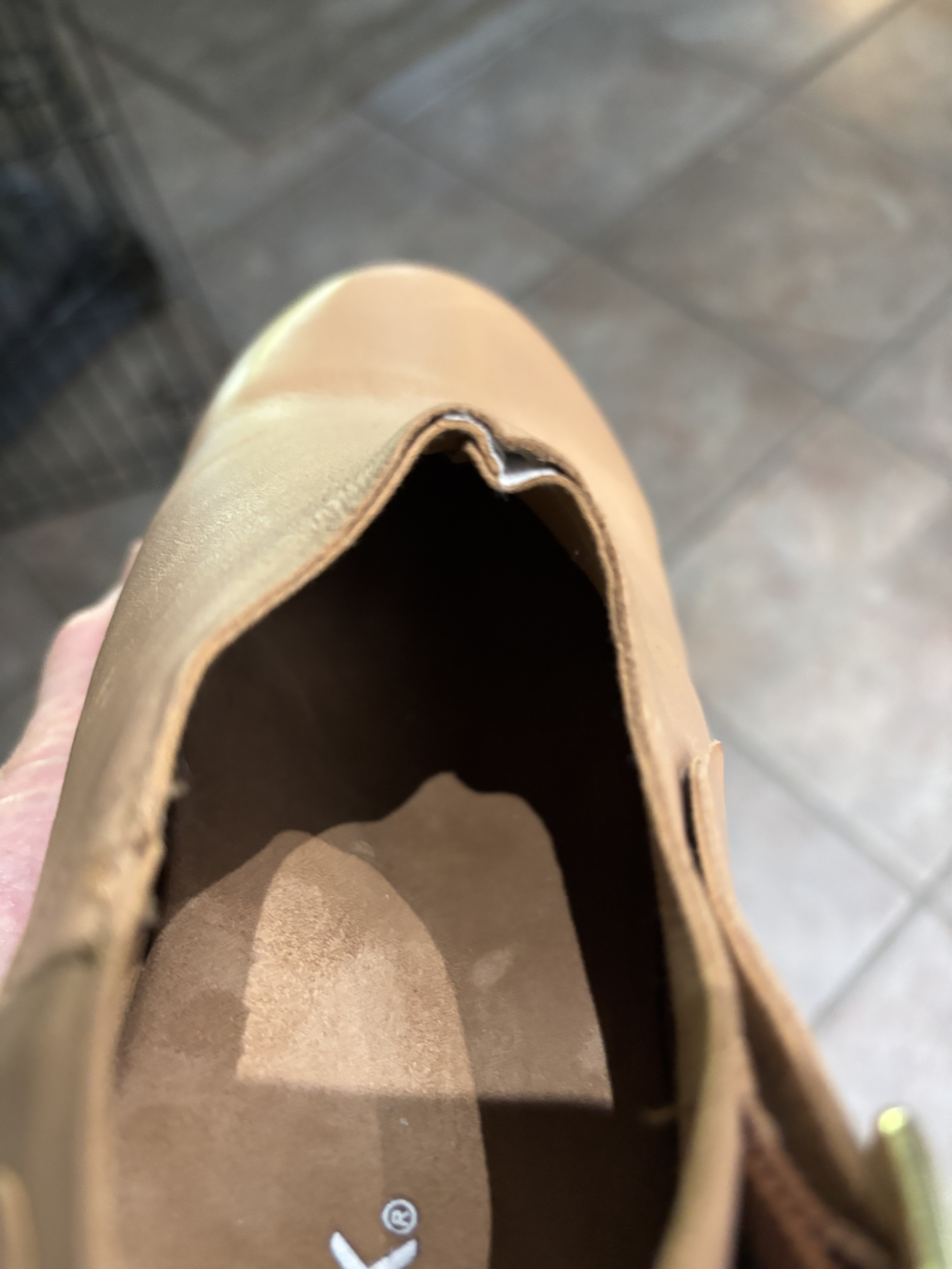 coming apart, very flimsy "leather"