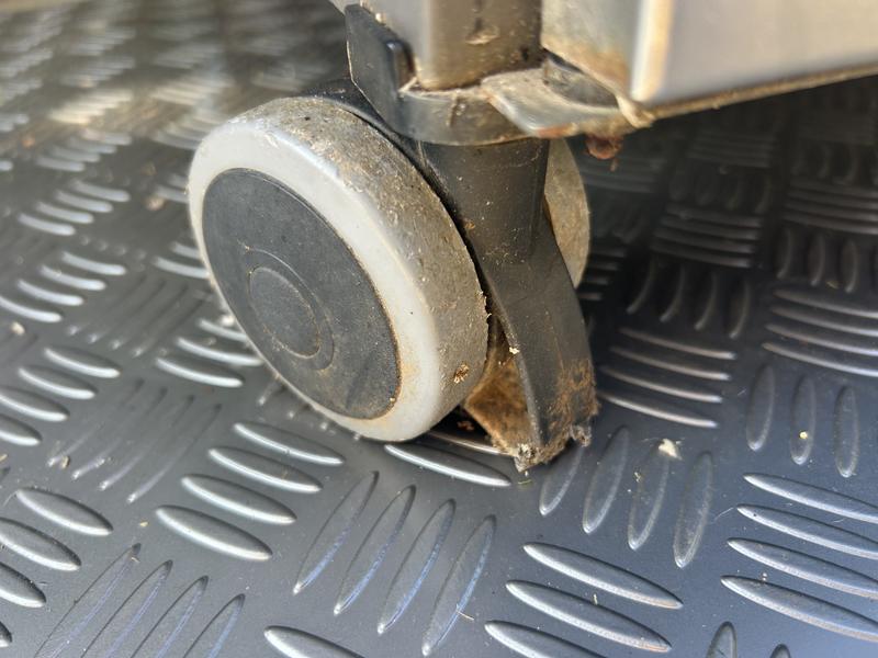 keep an eye on wheel housing while grill onto mat