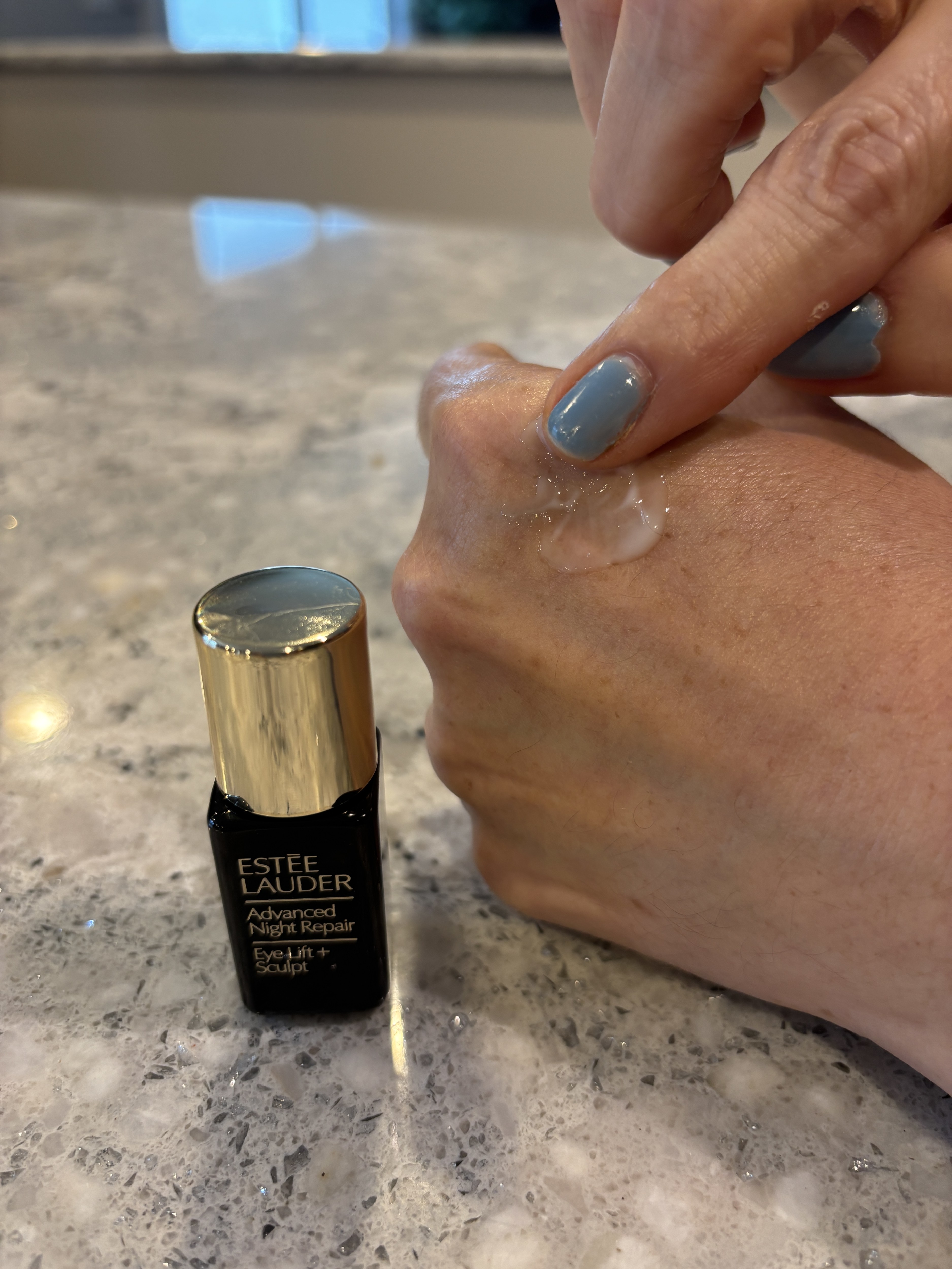 E Lauder Adv Night Repair Eye Lift and Sculpt texture pic